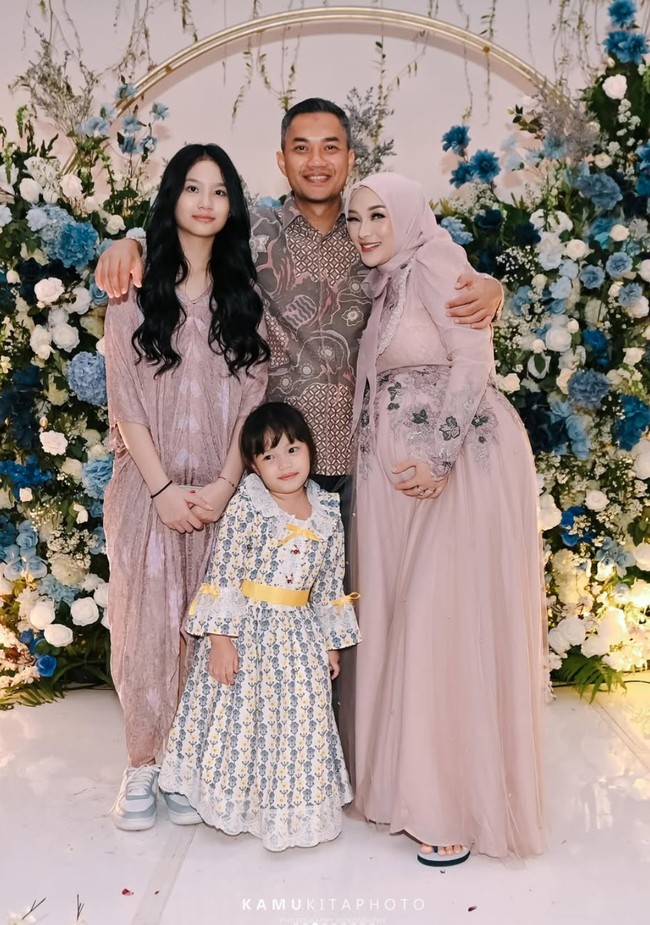 Di momen tersebut Zaskia juga menunjukkan kebersamaan keluarganya yang jarang tersorot. Dalam foto terlihat keempatnya kompak berpose bersama. Foto: Instagram/@zaskia_gotix