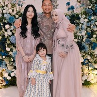 Di momen tersebut Zaskia juga menunjukkan kebersamaan keluarganya yang jarang tersorot. Dalam foto terlihat keempatnya kompak berpose bersama. Foto: Instagram/@zaskia_gotix