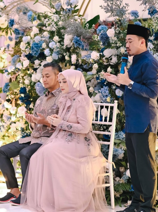 Zaskia tampil cantik kenakan dress panjang berwarna mauve. Dress tersebut tampak dipercantik dengan bordiran floral di beberapa sisinya dan aksen pita pada bagian leher. Ia kemudian memadukan dress tersebut dengan hijab senada. Foto: Instagram/@zaskia_gotix