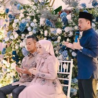 Zaskia tampil cantik kenakan dress panjang berwarna mauve. Dress tersebut tampak dipercantik dengan bordiran floral di beberapa sisinya dan aksen pita pada bagian leher. Ia kemudian memadukan dress tersebut dengan hijab senada. Foto: Instagram/@zaskia_gotix