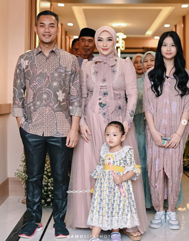 Memasuki usia 7 bulan kehamilan, baby bump di perut Zaskia sudah jelas terlihat. Pesona bumil pun semakin terpancar dari wanita 34 tahun itu. Foto: Instagram/@zaskia_gotix