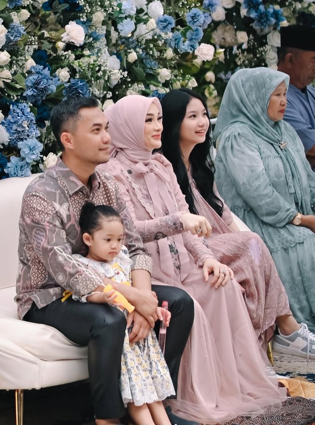 Dress yang dipercantik dengan kain brukat, lace dan motif floral itu diketahui merupakan rancangan dari Orlin Boutique. Pada bagian bawah dress juga dipercantik dengan beberapa taburan pearl. Foto: Instagram/@zaskia_gotix