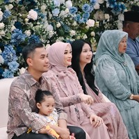 Dress yang dipercantik dengan kain brukat, lace dan motif floral itu diketahui merupakan rancangan dari Orlin Boutique. Pada bagian bawah dress juga dipercantik dengan beberapa taburan pearl. Foto: Instagram/@zaskia_gotix