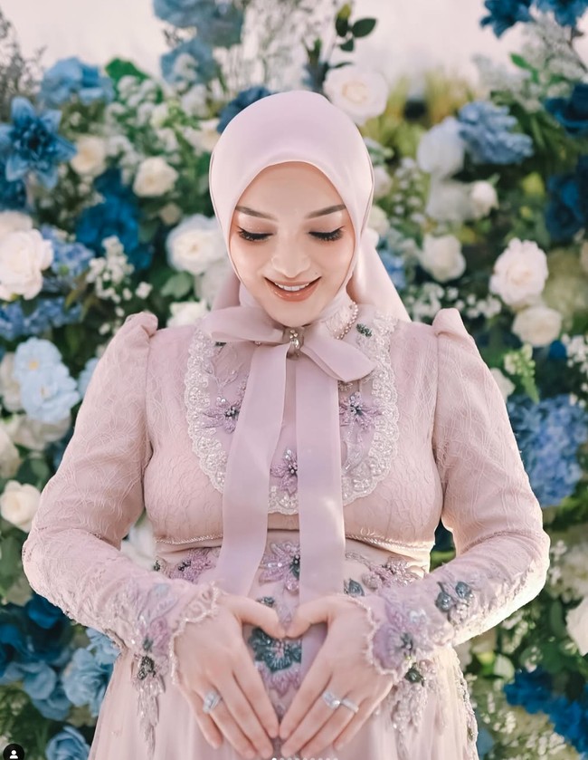 Penampilan Zaskia semakin menawan dengan pulasan makeup hasil tangan MUA Atika Murdan. Dengan hasil akhir yang glowing dan flawless membuat kulit Zaskia terlihat sehat dan awet muda. Foto: Instagram/@zaskia_gotix