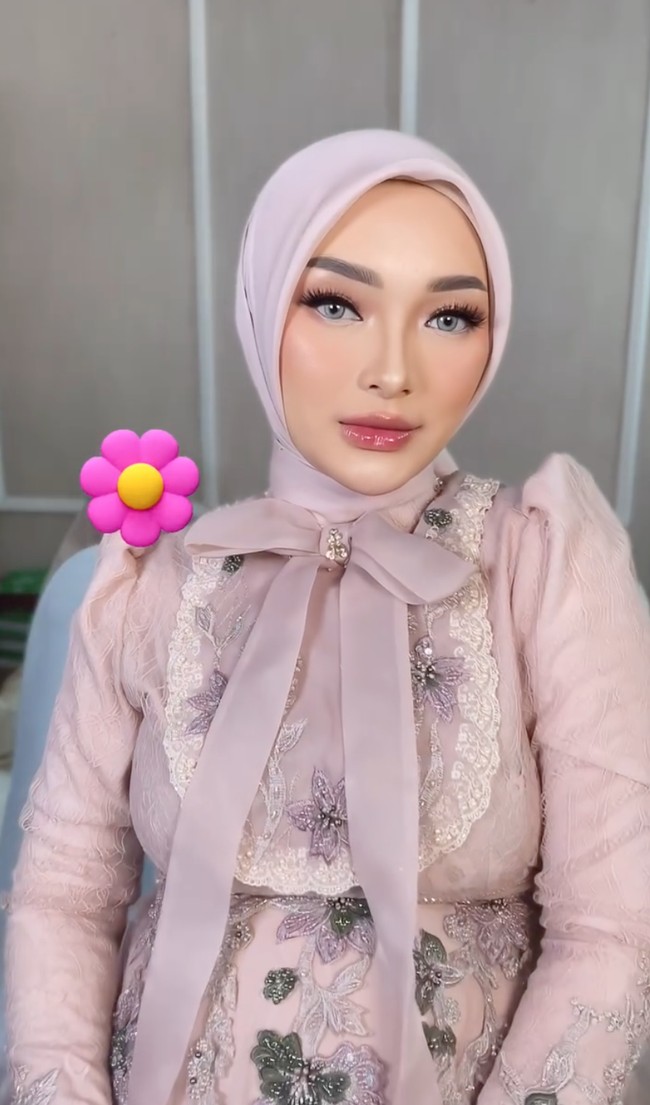 Glitter eyeshadow berwarna senada dengan pakaiannya dipadukan dengan eyeliner dan bulu mata palsu yang cukup tebal serta panjang, membuat tampilan mata terlihat lebih tajam. Blush on dan lipstik berwarna merah muda juga ditambahkan untuk memberi tampilan yang lebih fresh. Mempertegas tulang pipi dan hidungnya, Zaskia juga mengenakan shading. Dan untuk menyempurnakan tampilan, highlighter juga ditambahkan pada bagian pipi, hidung, dan dagunya untuk menciptakan tampilan flawless. Foto: Instagram/@zaskia_gotix
