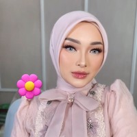 Glitter eyeshadow berwarna senada dengan pakaiannya dipadukan dengan eyeliner dan bulu mata palsu yang cukup tebal serta panjang, membuat tampilan mata terlihat lebih tajam. Blush on dan lipstik berwarna merah muda juga ditambahkan untuk memberi tampilan yang lebih fresh. Mempertegas tulang pipi dan hidungnya, Zaskia juga mengenakan shading. Dan untuk menyempurnakan tampilan, highlighter juga ditambahkan pada bagian pipi, hidung, dan dagunya untuk menciptakan tampilan flawless. Foto: Instagram/@zaskia_gotix