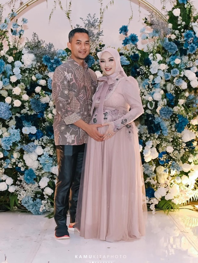 Pedangdut Zaskia Gotik dan suaminya, Sirajuddin Mahmud Sabang baru saja menggelar acara tasyakuran 7 bulanan kehamilan calon anak ketiga mereka. Diketahui sebelumnya Zaskia sendiri sudah memiliki 2 anak perempuan. Foto: Instagram/@zaskia_gotix