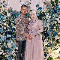 Pedangdut Zaskia Gotik dan suaminya, Sirajuddin Mahmud Sabang baru saja menggelar acara tasyakuran 7 bulanan kehamilan calon anak ketiga mereka. Diketahui sebelumnya Zaskia sendiri sudah memiliki 2 anak perempuan. Foto: Instagram/@zaskia_gotix