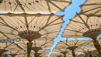 Nabawi adalah salah satu masjid yang didirikan Nabi Muhammad SAW. Terletak di Kota Madinah, masjid ini sekaligus menjadi yang terbesar kedua di dunia. Di pelatarannya terdapat 250 payung raksasa yang bisa dibuka tutup sesuai kondisi cuaca.Puluhan payung raksasa ini mulai ditempatkan di pelataran Masjid Nabawi pada 2010. Nama proyeknya adalah Medina Haram. Proyek ini melibatkan berbagai pihak termasuk Menteri Perekonomian Arab Saudi, arsitek SL-Rasch, pabrik payung di Jerman yakni Liebherr dan perusahaan Jepang, Taiyo Kogyo. Foto: Getty Images
