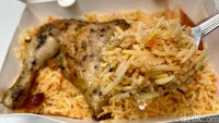 Untuk nasi kebulinya cenderung manis dengan jejak rempah yang lembut. Di antara nasi kebuli terselip banyak potongan kismis.