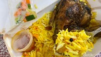 Nasi basmatinya juga empuk dan berempah, tapi cenderung kering. Nasi kebuli ini dilengkapi acar yang tak diberikan nasi kebuli lain.