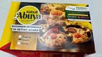 Kebuli Abuya bisa jadi pilihan karena cabangnya banyak. Mereka menjual nasi kebuli ayam dengan kisaran harga Rp 20-25 ribu.