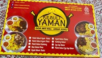 Kebuli Yaman juga tak kalah populer sebagai franchise nasi kebuli terjangkau dan enak. Seporsinya mulai dari Rp 30 ribu saja.