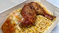 Nasi kebuli di sini dilengkapi ayam panggang yang super smoky, gurih, dan juicy. Ayam ini juga sangat empuk, mudah dilepaskan dari tulangnya.
