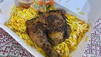 Dari segi tampilan, Nasi Kebuli Yaman paling menarik. Ayam panggangnya besar dengan warna cokelat gelap dan taburan bumbu rempah.
