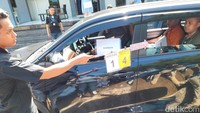 Foto: Adegan tersangka naik mobil bersama korban dari THM hendak mengantar teman pelaku. (Paulus Pulo/detikcom)