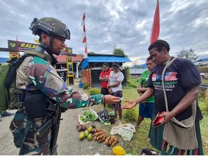 Satgas Habema Borong Hasil Pertanian Warga Kampung Yalai Papua Tengah