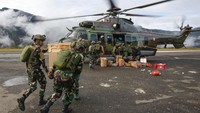 Paket makanan itu didistribusi menggunakan helikopter.  