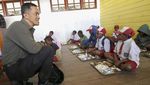 Anak Sekolah di Papua Tengah Terima Makan Bergizi Gratis Perdana