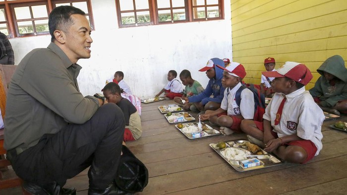Anak-anak di Papua Tengah Terima Makan Bergizi Gratis Perdana Siswa mengantre untuk mendapatkan menu makan bergizi gratis perdana di SD Santo Michael Bilogae, Distrik Sugapa, Kabupaten Intan Jaya, Papua Tengah, Senin (20/1/2025). Kementerian Pertahanan melalui Komando Gabungan Wilayah Pertahanan III mendistribusikan paket makan bergizi gratis sebanyak 1.000 paket untuk para pelajar di sekolah-sekolah di daerah rawan konflik. ANTARA FOTO/Martinus Eguay/app/tom.