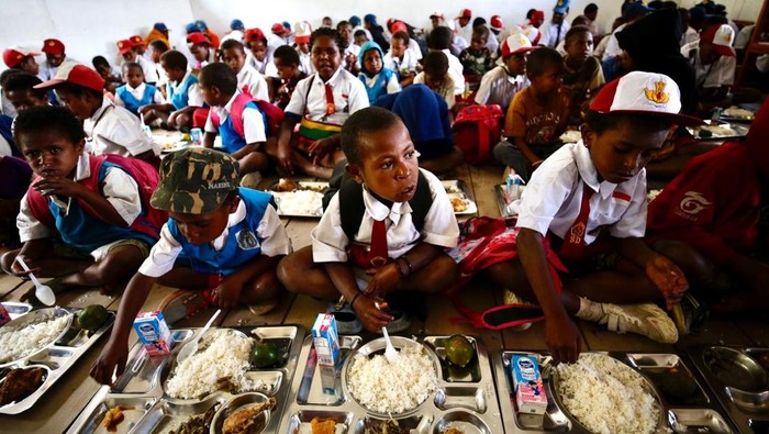 Siswa mengantre untuk mendapatkan menu makan bergizi gratis perdana di SD Santo Michael Bilogae, Distrik Sugapa, Kabupaten Intan Jaya, Papua Tengah, Senin (20/1/2025). Kementerian Pertahanan melalui Komando Gabungan Wilayah Pertahanan III mendistribusikan paket makan bergizi gratis sebanyak 1.000 paket untuk para pelajar di sekolah-sekolah di daerah rawan konflik. ANTARA FOTO/Martinus Eguay/app/tom.