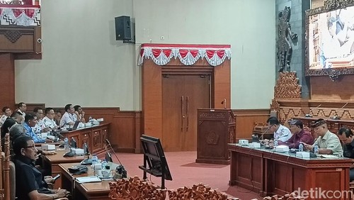 Anggota DPRD Kota Denpasar saat menggelar rapat bersama Dinas Perhubungan Kota Denpasar di kantor DPRD Kota Denpasar pada Senin (20/1/2025). (Ni Made Lastri Karsiani Putri-detikBali)