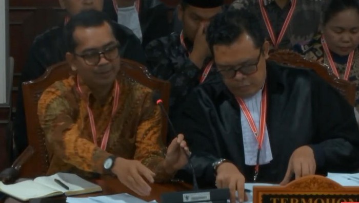 Anggota KPU Sulsel Ahmad Adiwijaya bersama kuasa hukumnya Hifdzil Alim di sidang MK, Senin (20/1/2025).