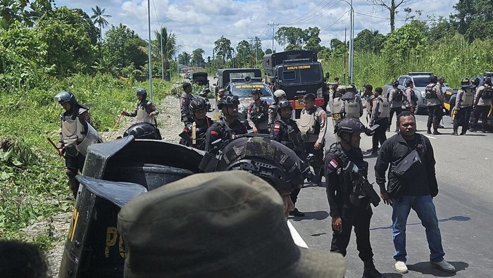 Aparat gabungan TNI-Polri masih melakukan penjagaan pascabentrokan antarkelompok di Mimika.
