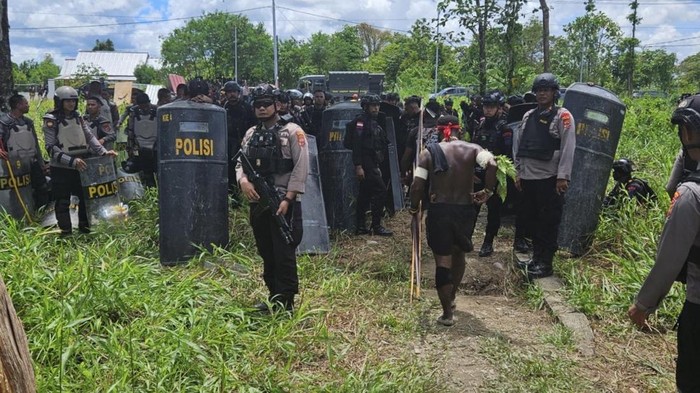 Aparat gabungan TNI-Polri melakukan pengamanan saat terjadinya konflik antarkelompok di Jalan C. Heatubun Timika, Kabupaten Mimika, Papua Temgah pada Senin (20/1/2025).