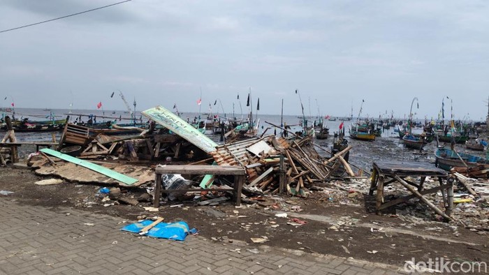 Bangunan yang rusak dampak puting beliung di Pasuruan