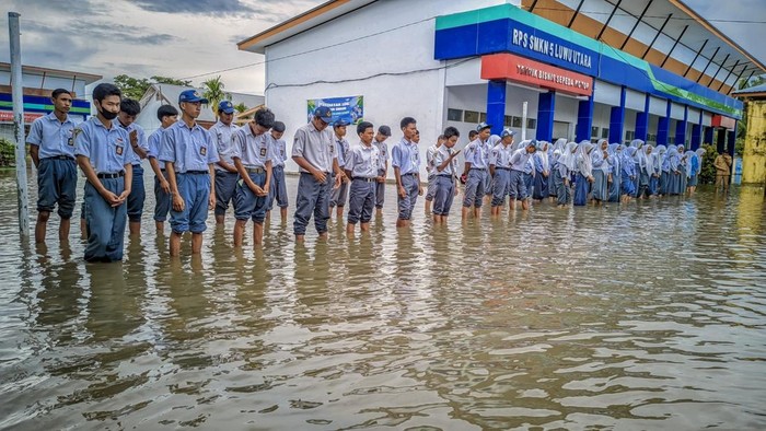 Banjir di SMKN 5 Luwu Utara.