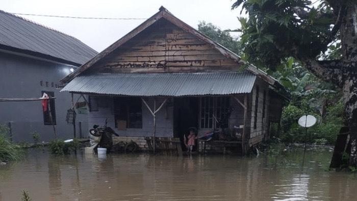 Banjir yang melanda Bangka Barat imbas hujan deras dan air laut pasang.