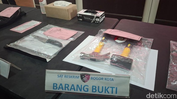 Barang bukti kasus satpam dibunuh majikan sendiri di Kota Bogor