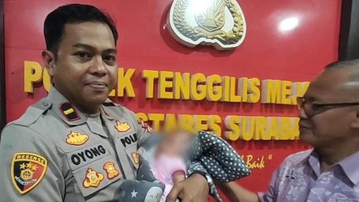 Bayi perempuan yang ditemukan warga di Jalan Panjang Jiwo, Surabaya.