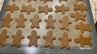 Punya trik unik, seorang netizen bagikan cara memanfaatkan cetakan macaron untuk membuat kukis. Motif lingkarannya diandalkan untuk membuat kue jahe secara presisi. Foto: Bored Panda