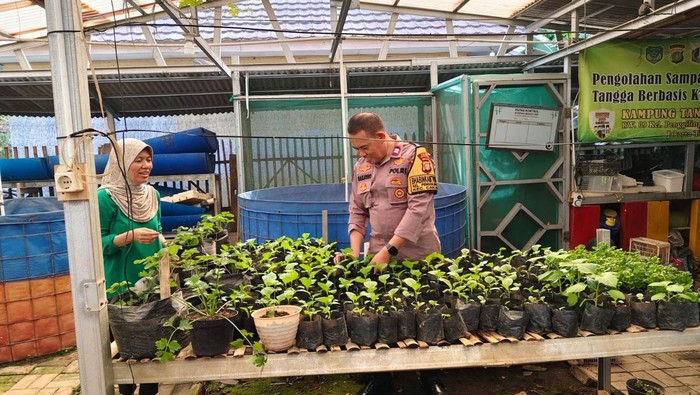 Bhabinkamtibmas Penggilingan Aiptu Sardjono mengembangkan budidaya lele dan bercocok tanam di perumahan warga untuk mewujudkan ketahanan pangan nasional.