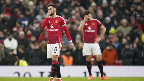 Manchester Uniteds Bruno Fernandes, left, and Harry Maguire react after Brighton scored its side third goal during the English Premier League soccer match between Manchester United and Brighton and Hove Albion, at the Old Trafford stadium in Manchester, England, Sunday, Jan. 19, 2025. (AP Photo/Dave Thompson)