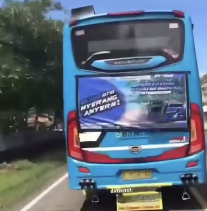 Bus ugal-ugalan serempet motor di Cilegon, Banten.