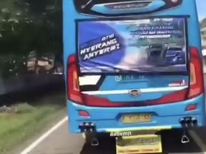 Viral Bus Ugal-ugalan Serempet Motor di Anyer, Sopir Diamankan