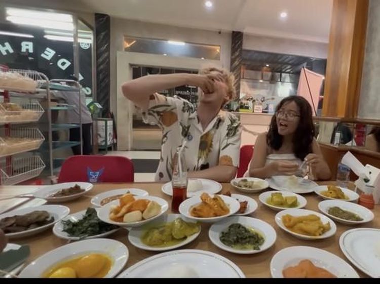 Cinta Kuya Makan Sushi hingga Nasi Padang Bareng Pacar Bule