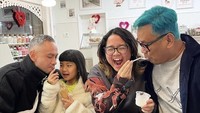 Cinta Kuya juga sempat membagikan momen bersama dengan sang ayah, Uya Kuya. Ini momen mereka ketika menikmati es krim. Foto: Instagram @cintakuya