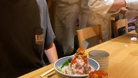 Cinta juga membagikan momen sang kekasih saat akan menyantap rice bowl dengan topping ikan, uni, dan ikura. Setiap suapannya akan memberikan sensasi gurih meledak dalam mulut. Foto: Instagram @cintakuya
