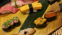 Momen liburan ke Jepang bersama sang kekasih sempat dibagikan. Saat itu, mereka menikmati sushi di sebuah restoran. Foto: Instagram @cintakuya