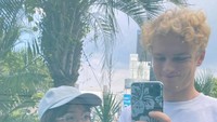 Cinta diketahui telah memiliki kekasih bule bernama Logan Houck. Beberapa kali terlihat menikmati momen liburan bersama. Foto: Instagram @cintakuya