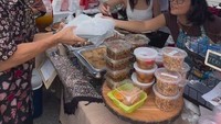 Di Amerika, Cinta dikenal sebagai anak yang mandiri. Momenya menjual kuliner Indonesia di sebuah pameran sempat mencuri perhatian. Foto: Instagram @cintakuya