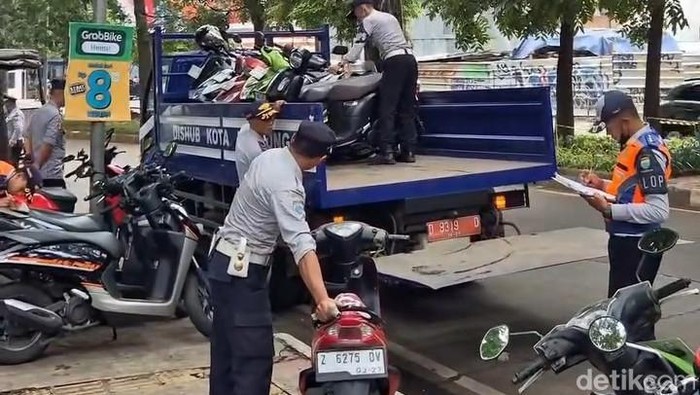 Dishub Kota Bandung angkut kendaraan yang parkir di zona terlarang