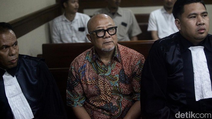 Dono Parwoto Sidang Perdana Kasus Korupsi Tol MBZ Dono Parwoto menghadiri sidang perdana atas dirinya di Pengadilan Tipikor, Jakarta, Senin (20/1/2025). Kuasa Kerja Sama Operasi (KSO) PT Waskita Acset tersebut didakwa terlibat dalam kasus korupsi pembangunan Jalan Tol Jakarta-Cikampek II Elevated Ruas Cikunir-Karawang Barat periode 2016-2017 atau dikenal sebagai jalan tol MBZ. Sebelum Dono, sejumlah terdakwa telah dihadirkan ke ruang pengadilan antara lain ketua panitia lelang di PT Jasamarga Jalanlayang Cikampek (JJC) Yudhi Mahyudin, Direktur Operasional II PT Bukaka Teknik Utama sejak tahun 2008 dan kuasa KSO Bukaka PT KS Sofiah Balfas, serta Tony Budianto Sihite selaku team leader konsultan perencana PT LAPI Ganesatama Consulting dan pemilik PT Delta Global Struktur.