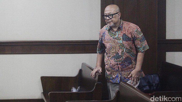 Dono Parwoto menghadiri sidang perdana atas dirinya di Pengadilan Tipikor, Jakarta, Senin (20/1/2025). Kuasa Kerja Sama Operasi (KSO) PT Waskita Acset tersebut didakwa terlibat dalam kasus korupsi pembangunan Jalan Tol Jakarta-Cikampek II Elevated Ruas Cikunir-Karawang Barat periode 2016-2017 atau dikenal sebagai jalan tol MBZ. Sebelum Dono, sejumlah terdakwa telah dihadirkan ke ruang pengadilan antara lain ketua panitia lelang di PT Jasamarga Jalanlayang Cikampek (JJC) Yudhi Mahyudin, Direktur Operasional II PT Bukaka Teknik Utama sejak tahun 2008 dan kuasa KSO Bukaka PT KS Sofiah Balfas, serta Tony Budianto Sihite selaku team leader konsultan perencana PT LAPI Ganesatama Consulting dan pemilik PT Delta Global Struktur.