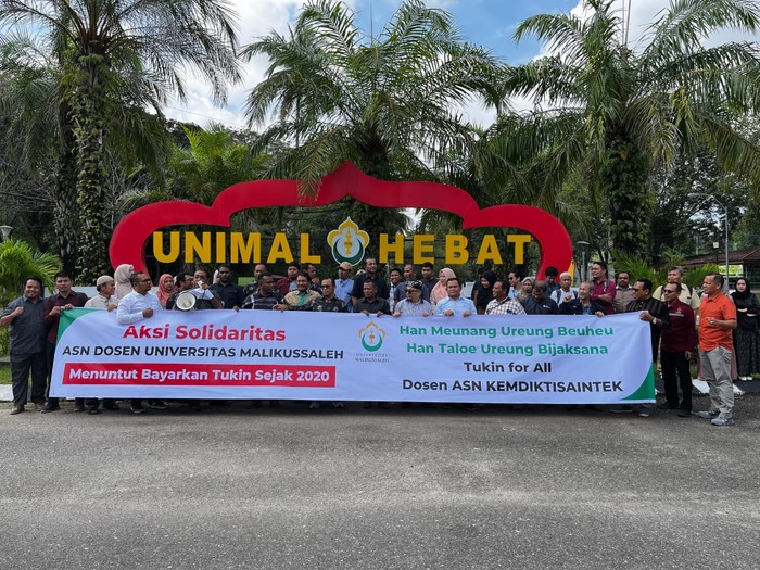 Dosen Unimal saat aksi tuntut pembayaran uang tukin (Foto: Istimewa)