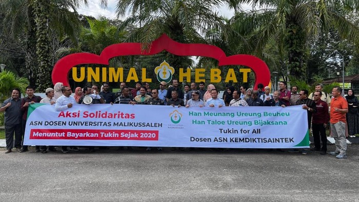 Dosen Unimal saat aksi tuntut pembayaran uang tukin (Foto: Istimewa)
